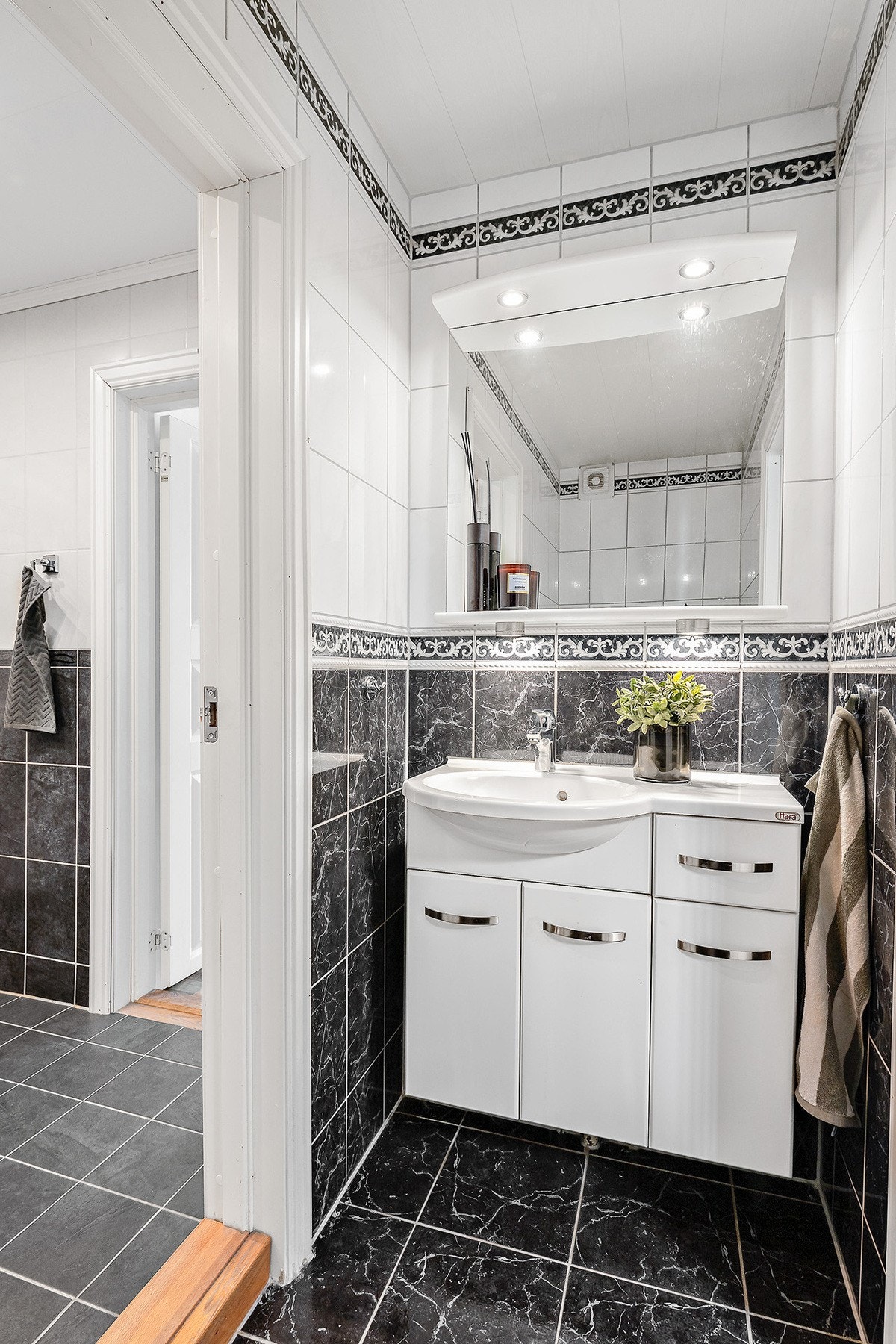 Toalettrom innredet med vegghengt toalett og vegghengt servantinnredning med skap og skuffer Galleribilde