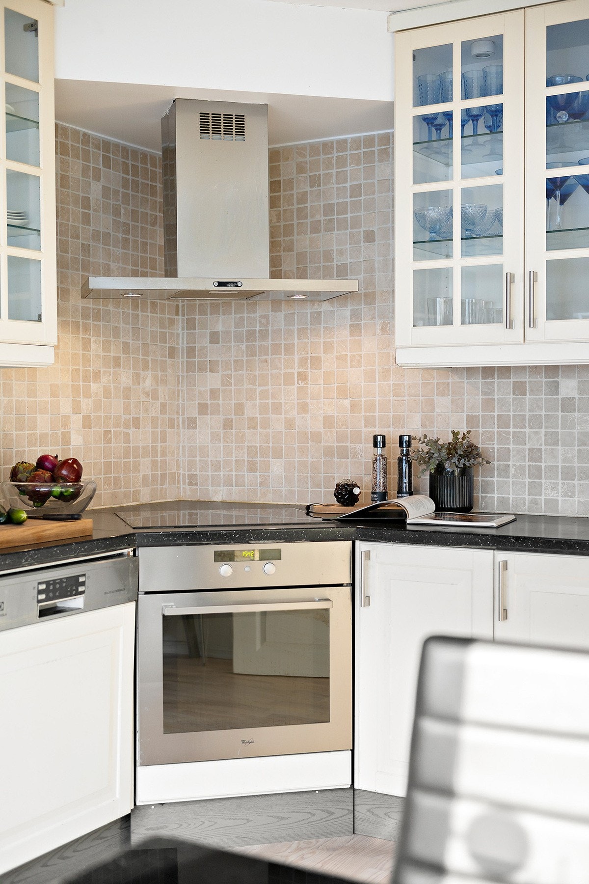 Kjøkkenet har frittstående kjøleskap med fryser, ellers integrerte hvitevarer Galleribilde