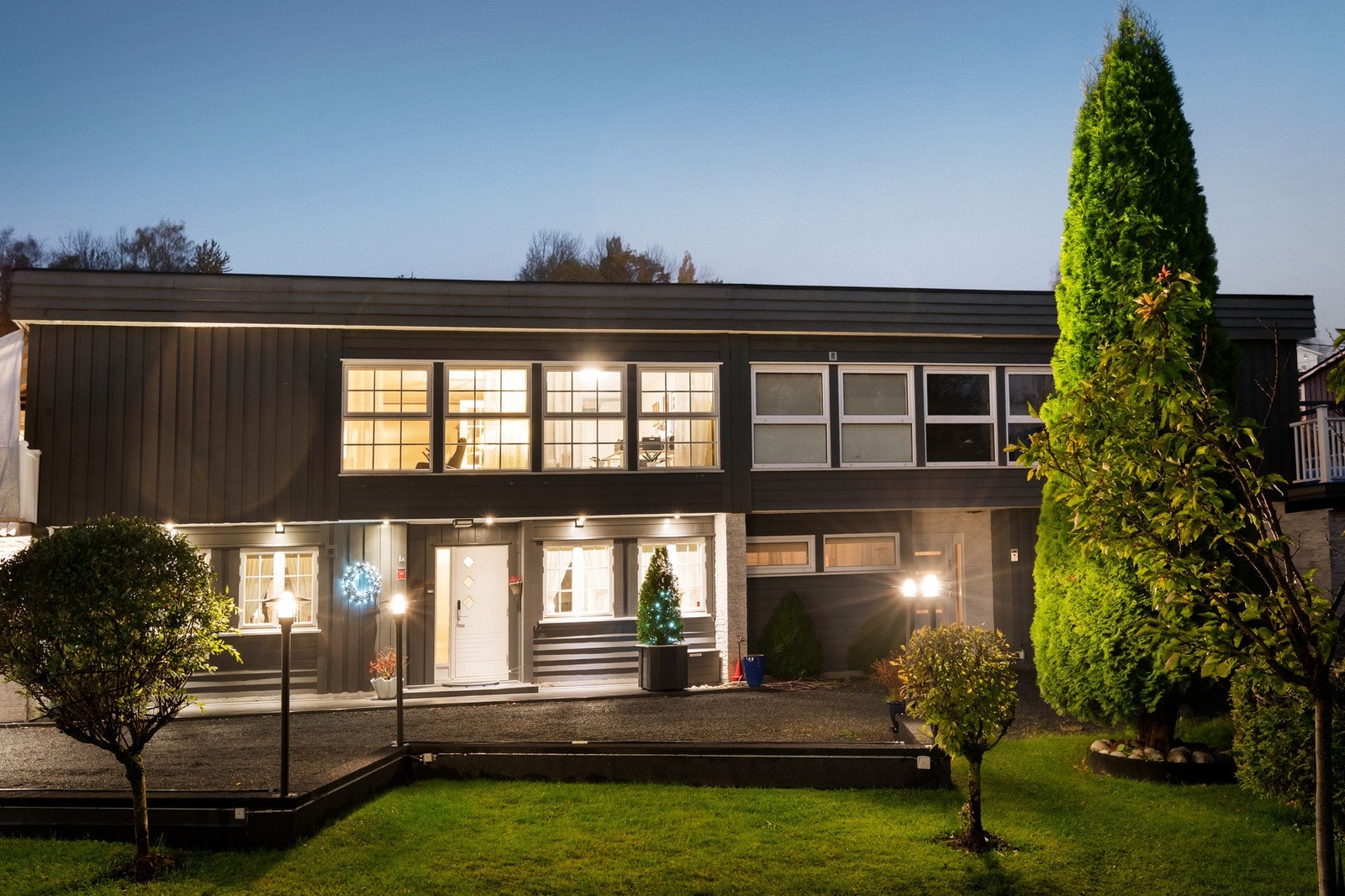 Eiendommen har en flott, opparbeidet uteplass med både terrasse og plen Galleribilde