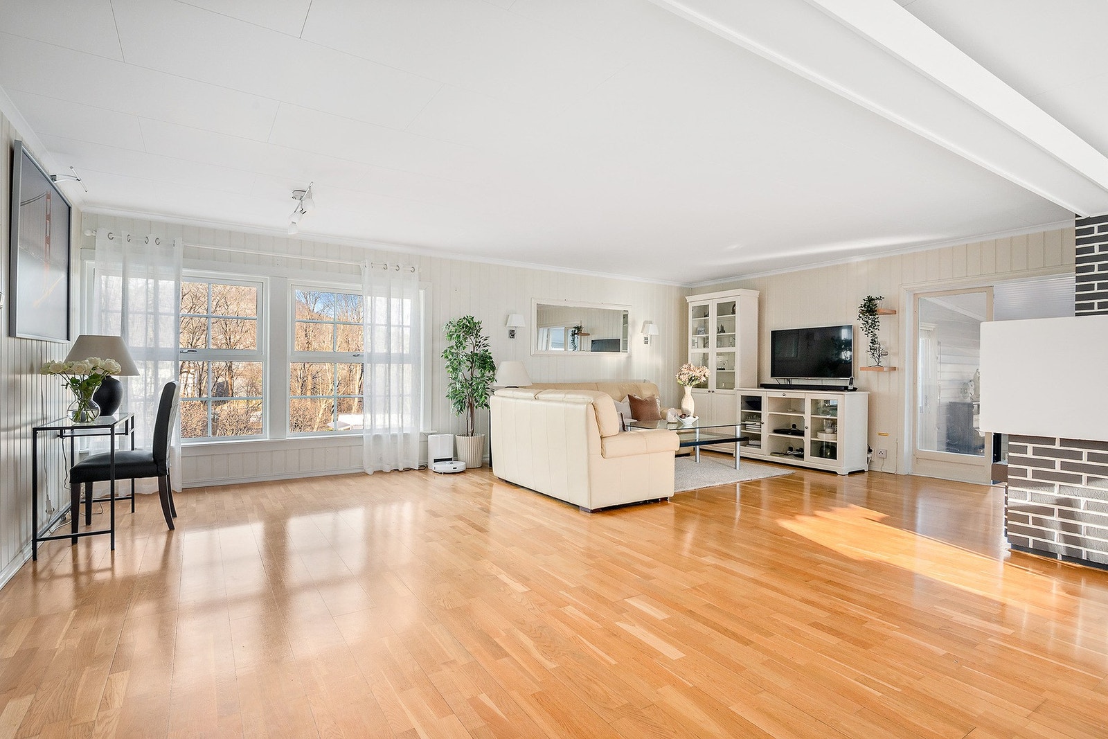 Stor og luftig stue med flere innredningsmuligheter Galleribilde