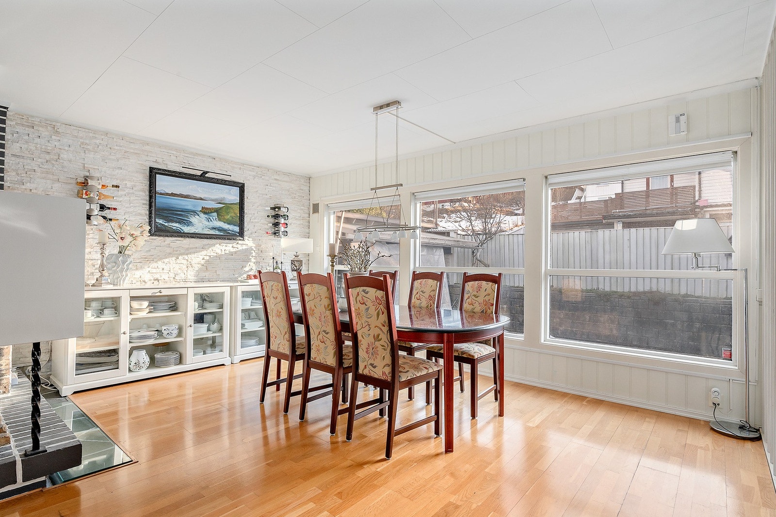 Spisestuen har god plass til en større spisegruppe med god plass til venner og familie Galleribilde