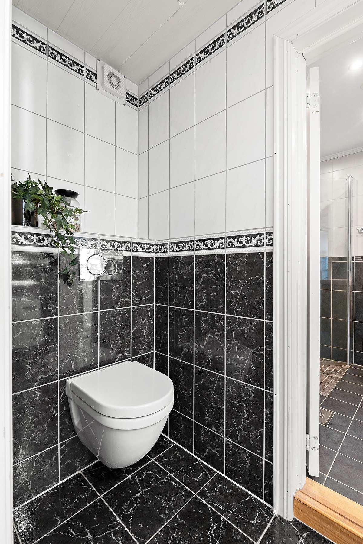 Helfliset toalettrom med varme i gulv Galleribilde