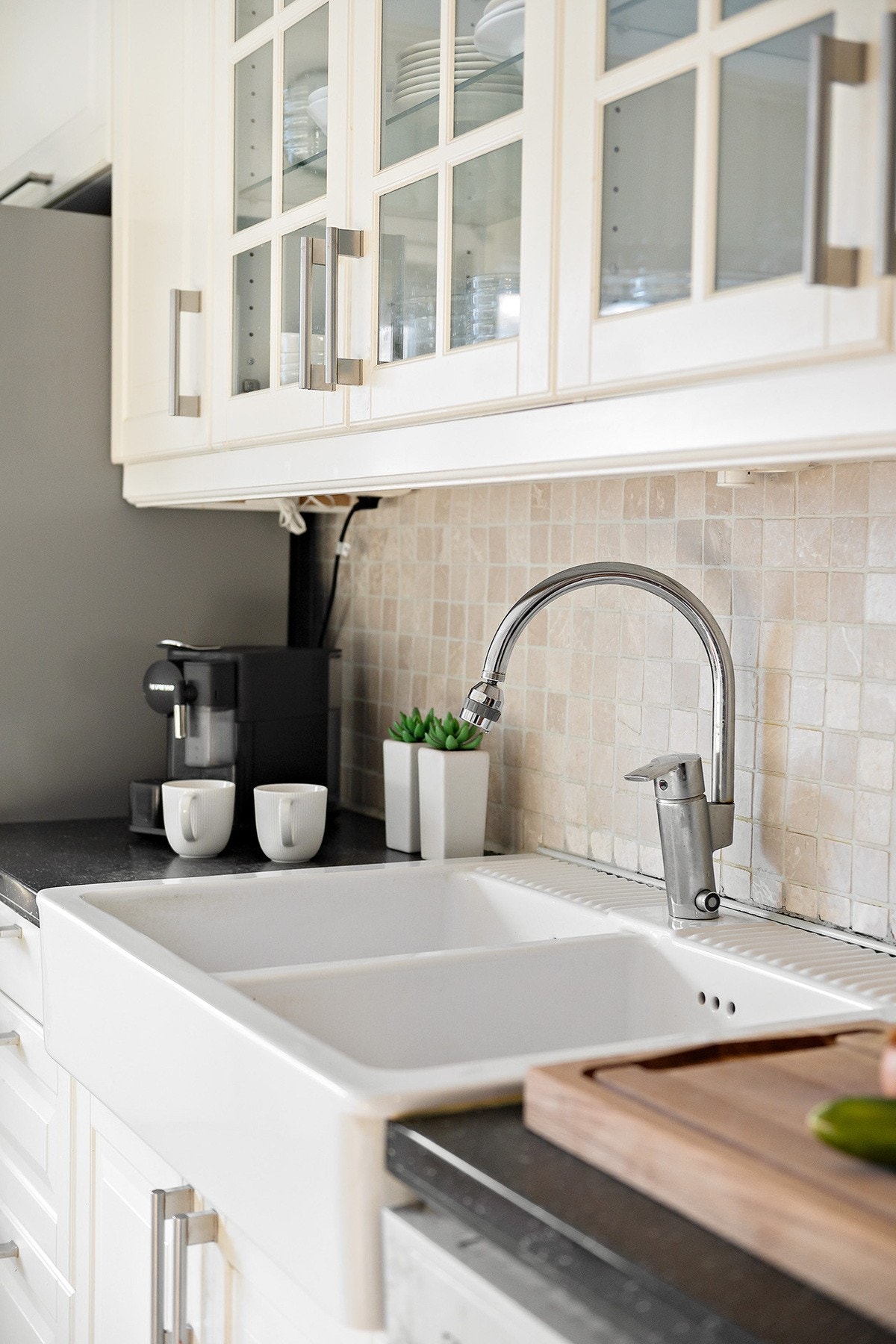 Rikelig med skap- og benkeplass sørger for et funksjonelt og arbeidsvennlig kjøkken Galleribilde