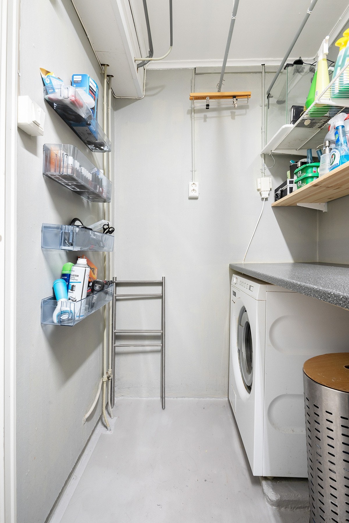 Vaskerom innenfor bad med opplegg for vaskemaskin Galleribilde