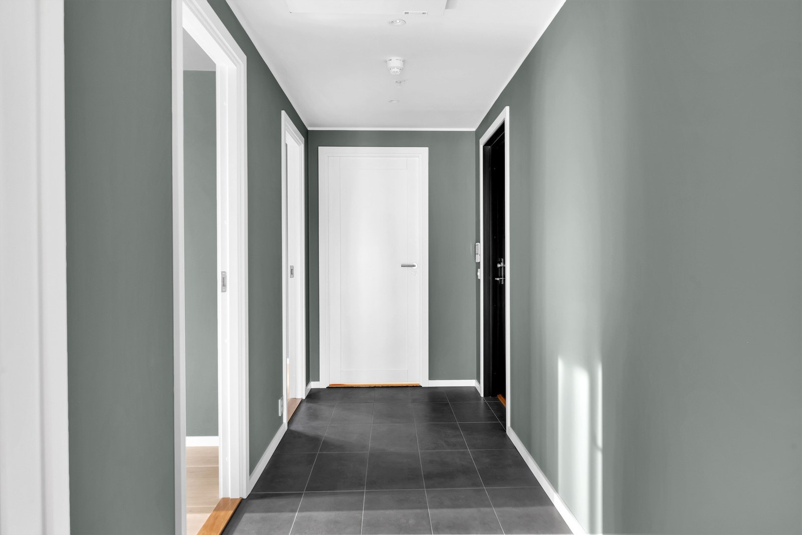 Hallen/entreen leveres med flislagt gulv og vannbåren gulvvarme, noe som er gjennomgående for hele boligen med unntak av våtrommet. Galleribilde