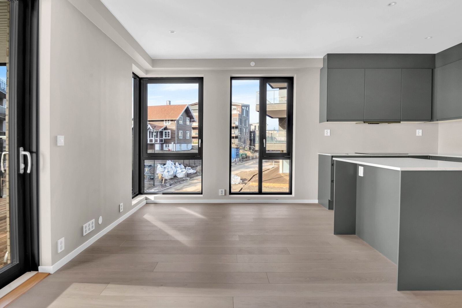 Rommet har 1-stavs eikeparkett i kombinasjon med malte vegger i fargen Comfort Grey Galleribilde