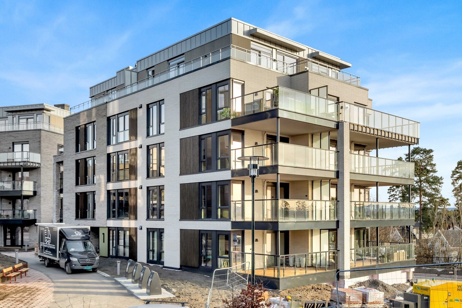 Fasade. Leiligheten ligger på hjørnet i 2 etg. Galleribilde