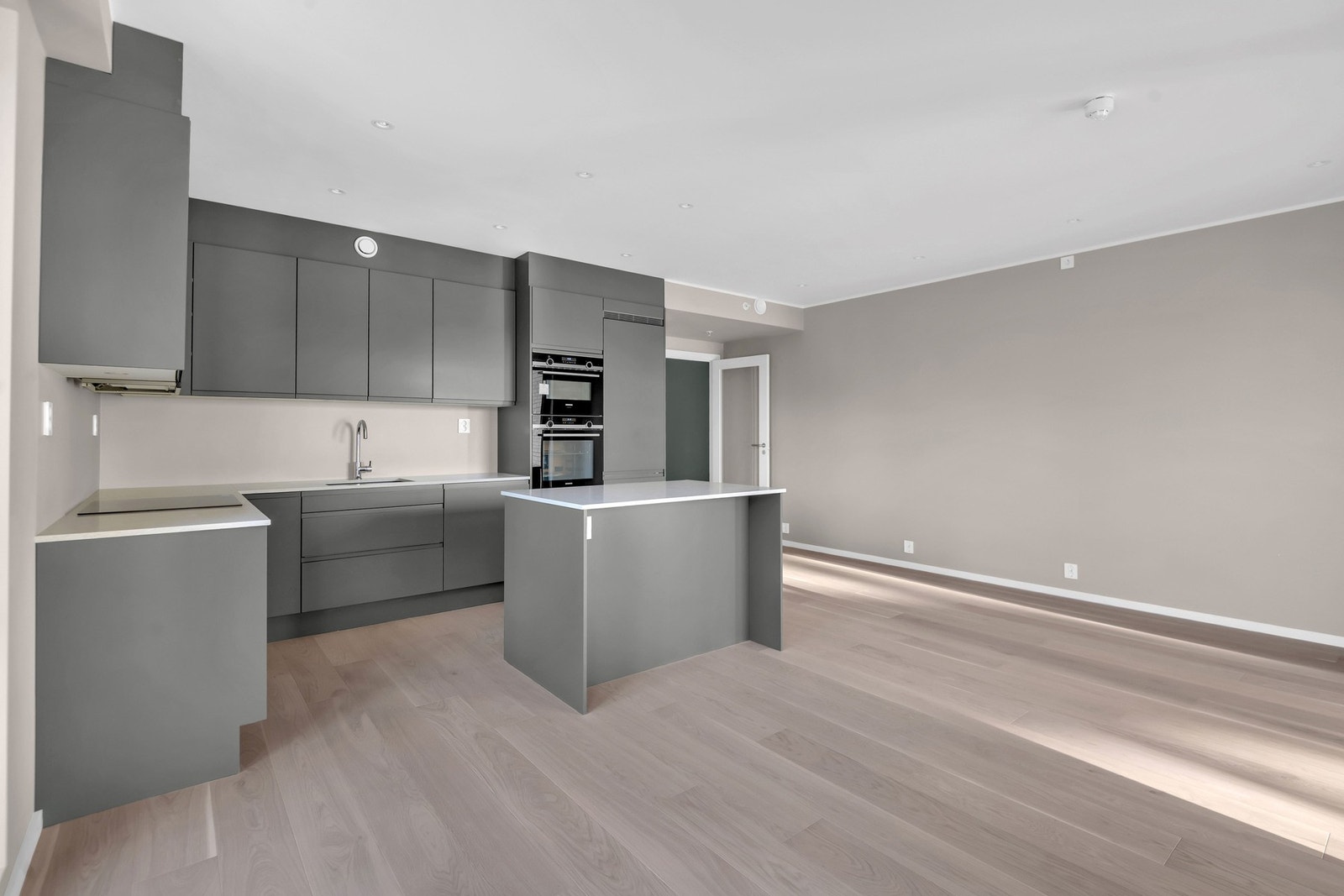 Oppholdsrommet leveres med stue og kjøkken i en åpen løsning med naturlige soner for ønsket spise- og sofamøblement. Galleribilde