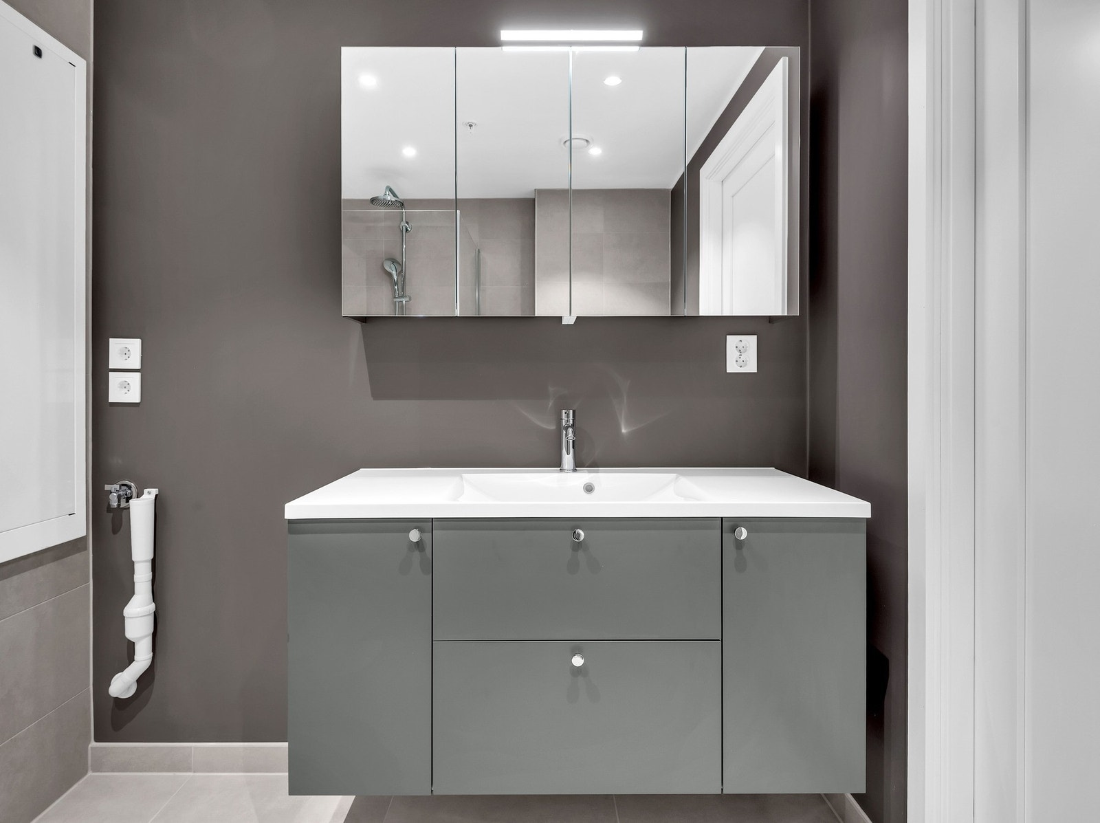 Badet har også opplegg for vaskemaskin/kondens-tørketrommel. Galleribilde