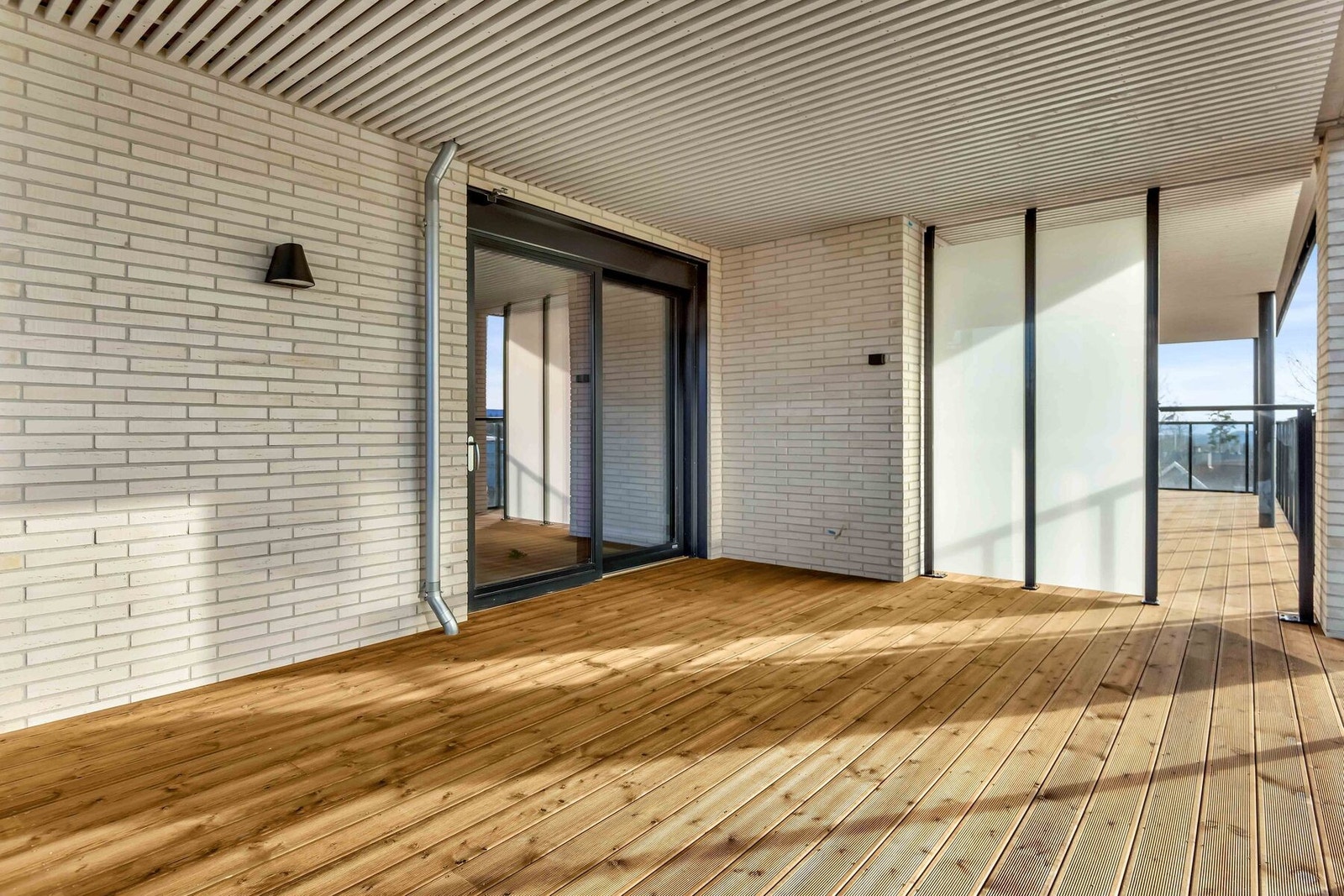 Balkongen ligger vestvendt og har trinnfri adkomst fra oppholdsrommet via en stor skyvedør. Galleribilde