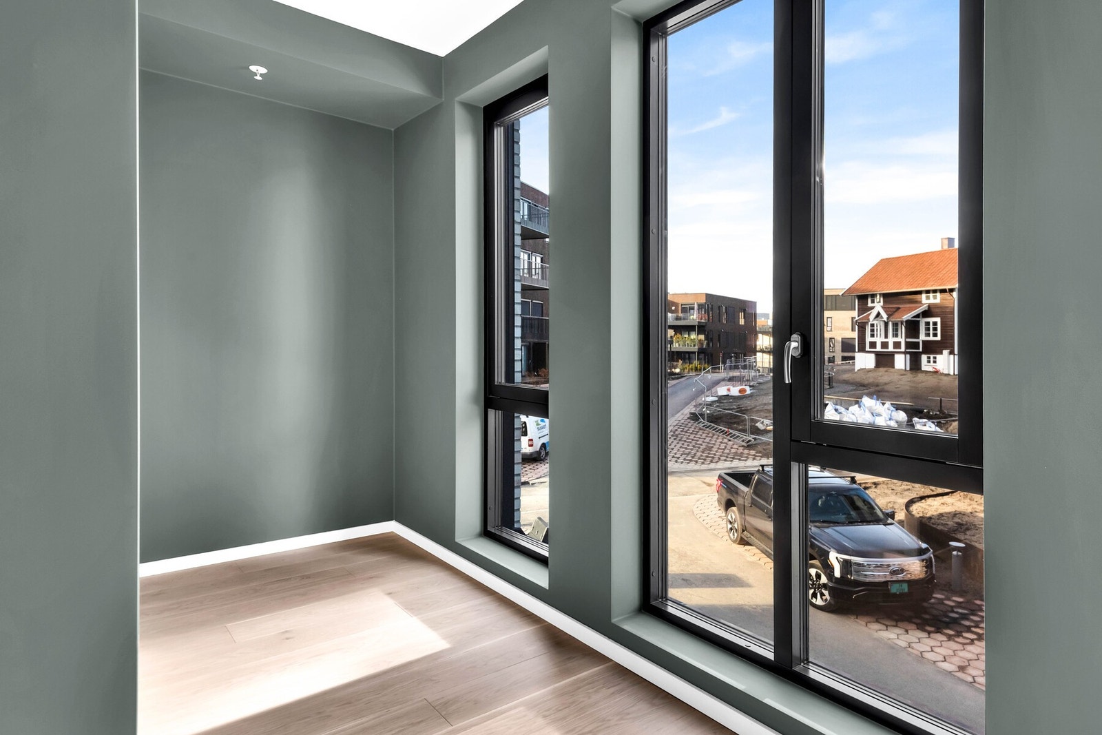 Et av vinduene på begge soverommene har et praktisk åpningsfelt som gjør det mulig å slippe inn frisk luft. Galleribilde