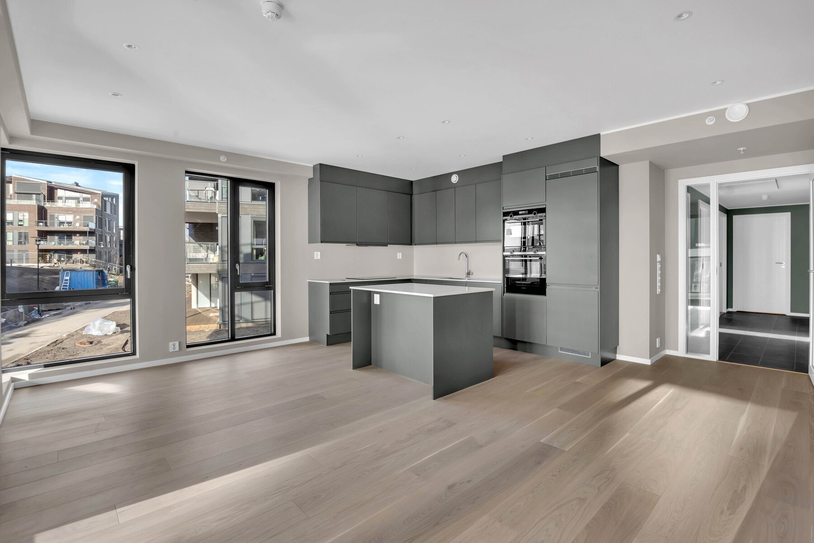 De store, moderne vinduene slipper inn rikelig med naturlig lys, som skaper et lyst og innbydende oppholdsrom samtidig som de gir en luftig romfølelse og en følelse av ekstra plass. Galleribilde