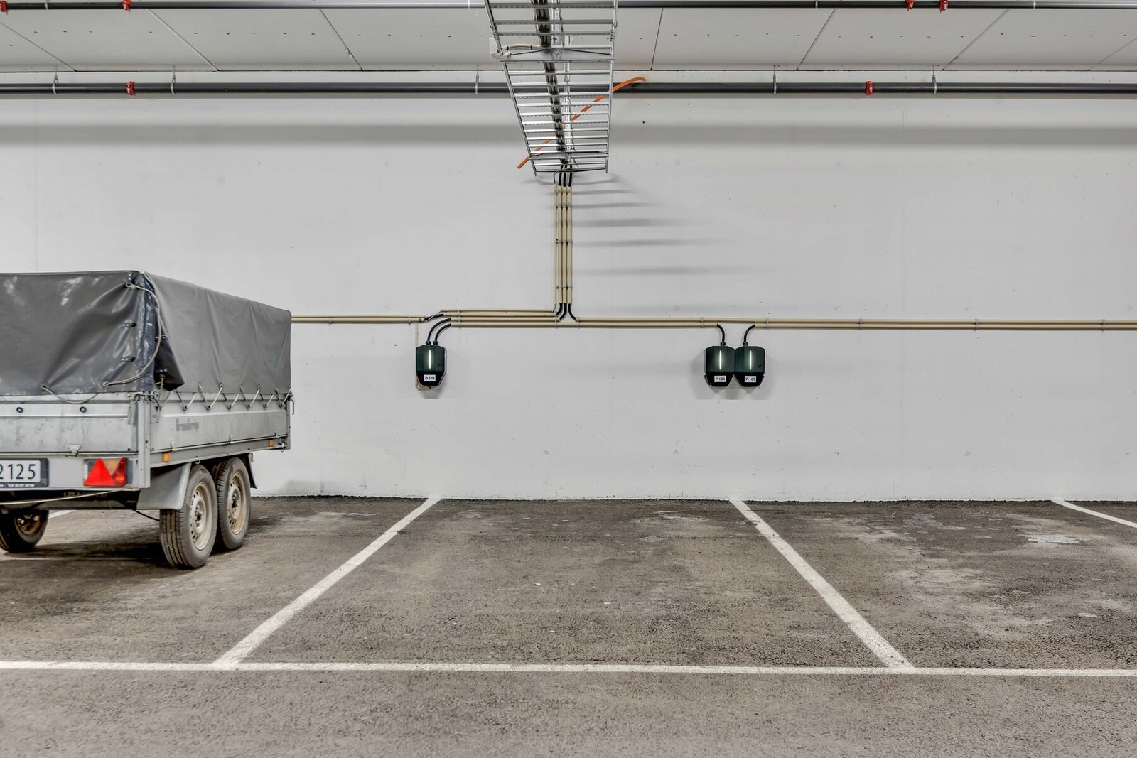 Det medfølger også 1 stk. parkeringsplass med ladepunkt for elbil i garasjeanlegg til denne leiligheten. Galleribilde