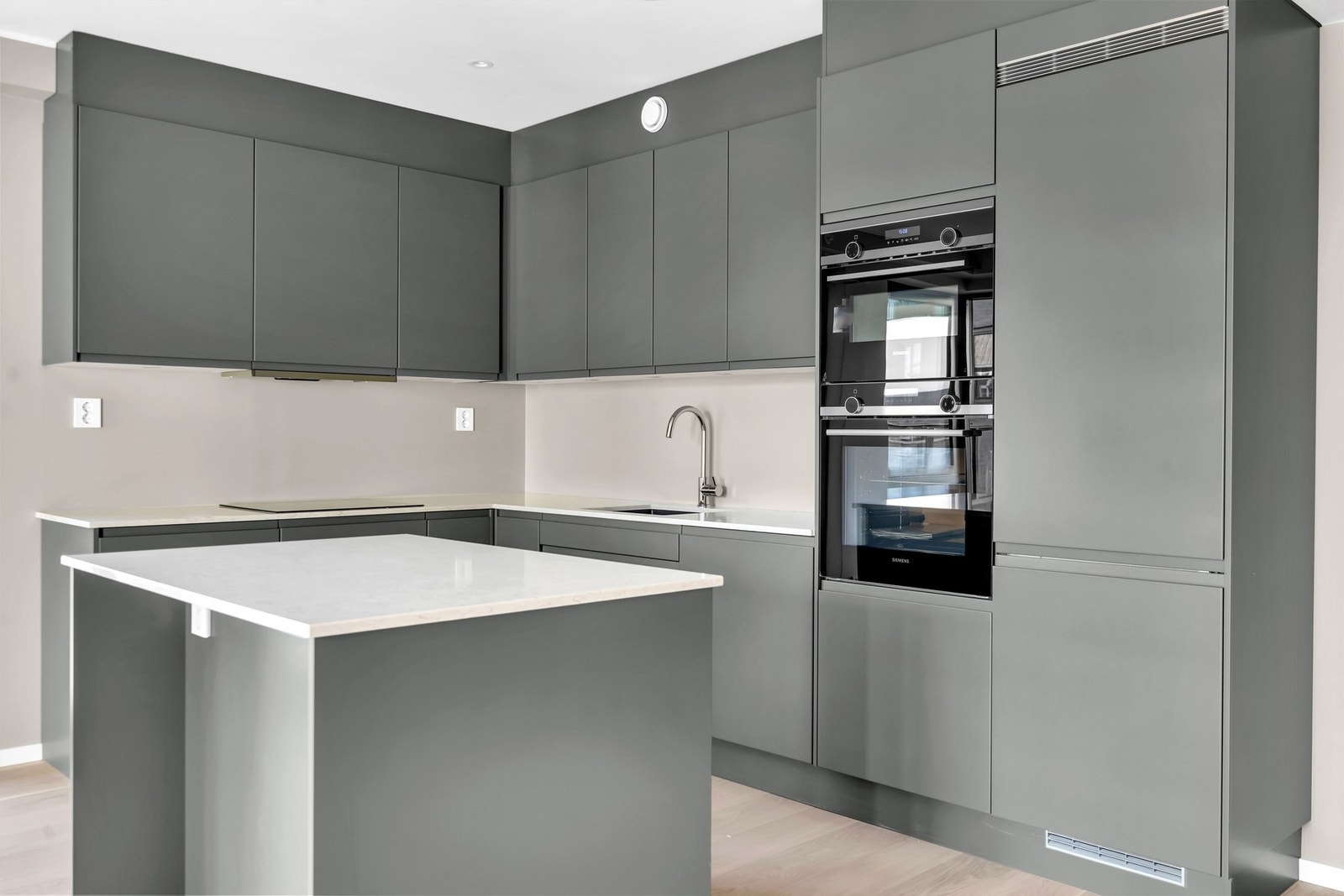 Det leveres oppgraderte integrerte hvitevarer fra Siemens som inkluderer induksjon platetopp, stekeovn, helintegrert oppvaskmaskin og helintegrert kjøl/frys kombiskap. Galleribilde