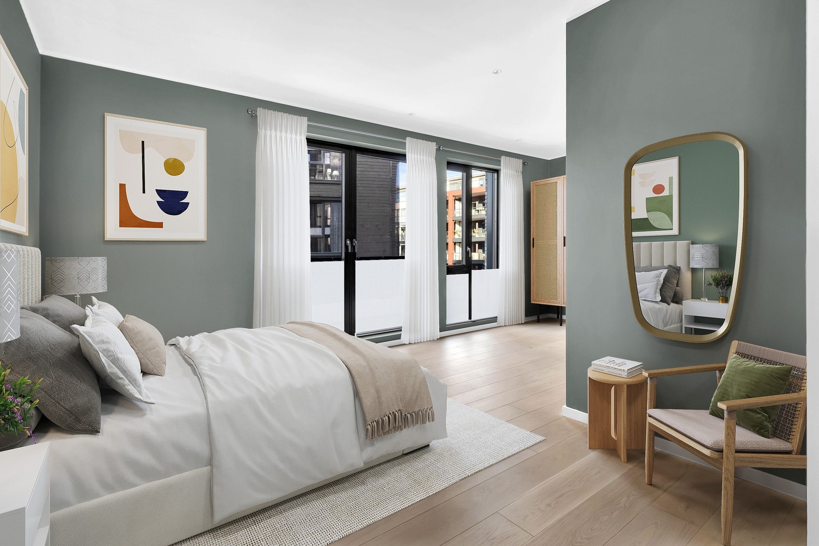 Hovedsoverommet er romslig og gir mulighet til å innrede med en stor dobbeltseng, ønsket nattbord, skrivebord og/eller garderobeløsning, slik at man kan skape et komfortabelt og funksjonelt rom som passer egne behov. Galleribilde