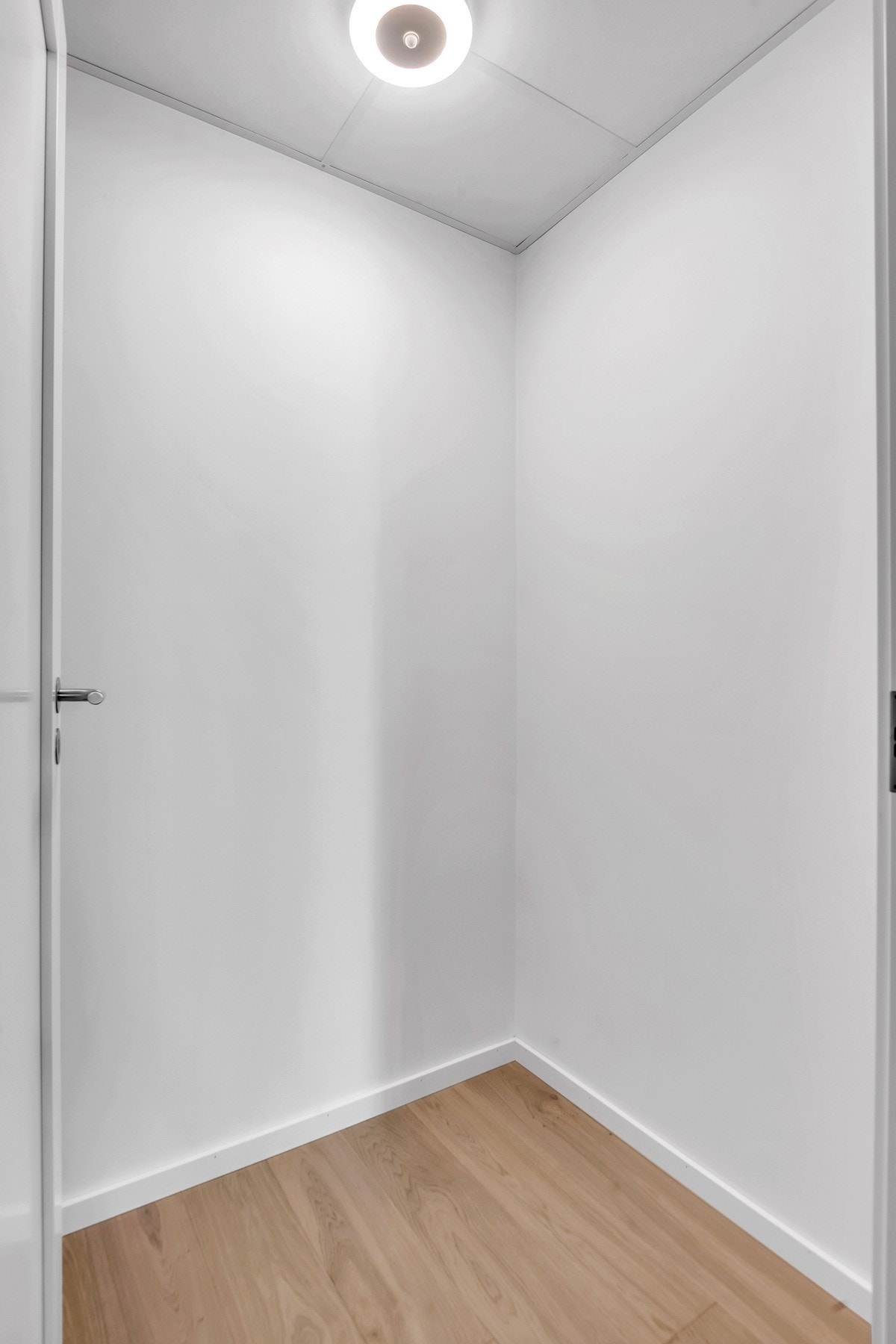 En praktisk innvendig bod tilknyttet hallen gir smart oppbevaringsplass og bidrar til en ryddig og organisert leilighet. Galleribilde