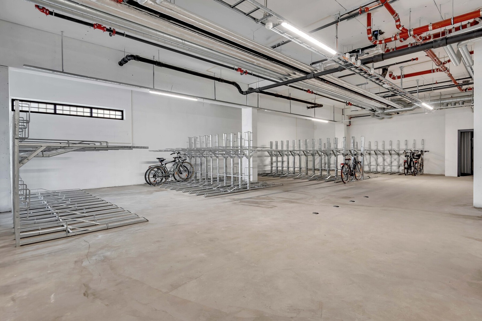 Sykkelparkering i kjelleretasjen. Galleribilde