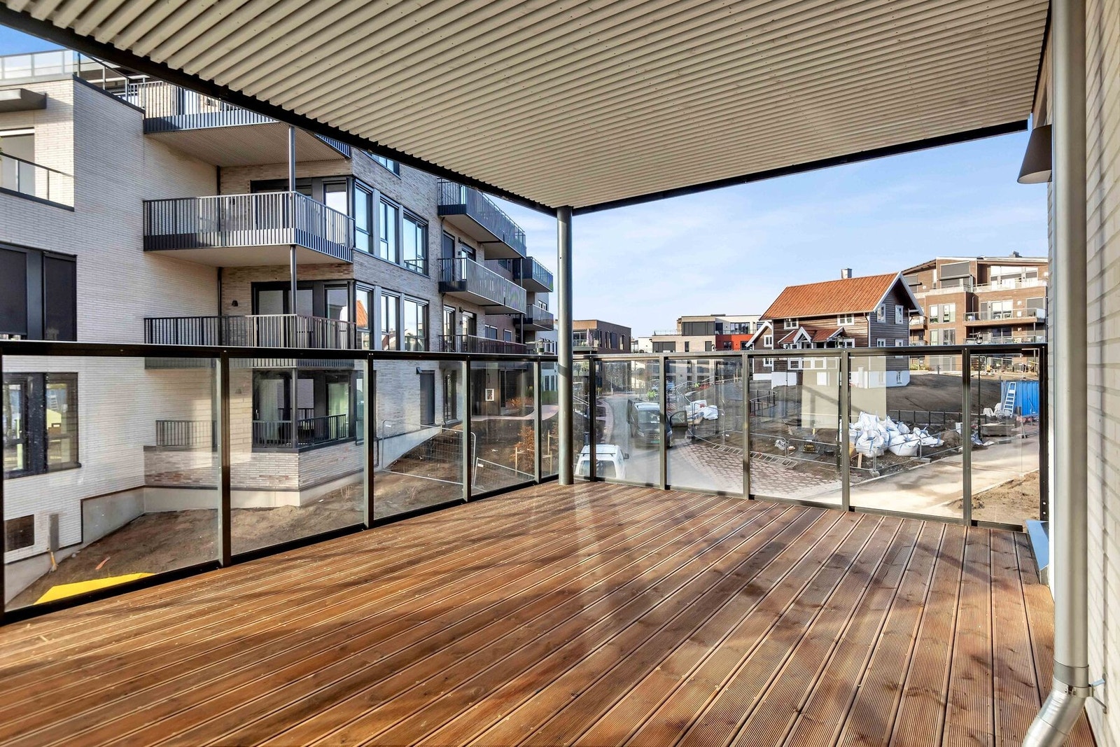 Utearealet leveres med tregulv av typen Møre Royal med riller, samt balkongrekkverk med klart glass. Det leveres også utvendig belysning, en dobbel stikkontakt og med oppgradert gassuttak på balkong. Balkongen har takoverbygg. Galleribilde