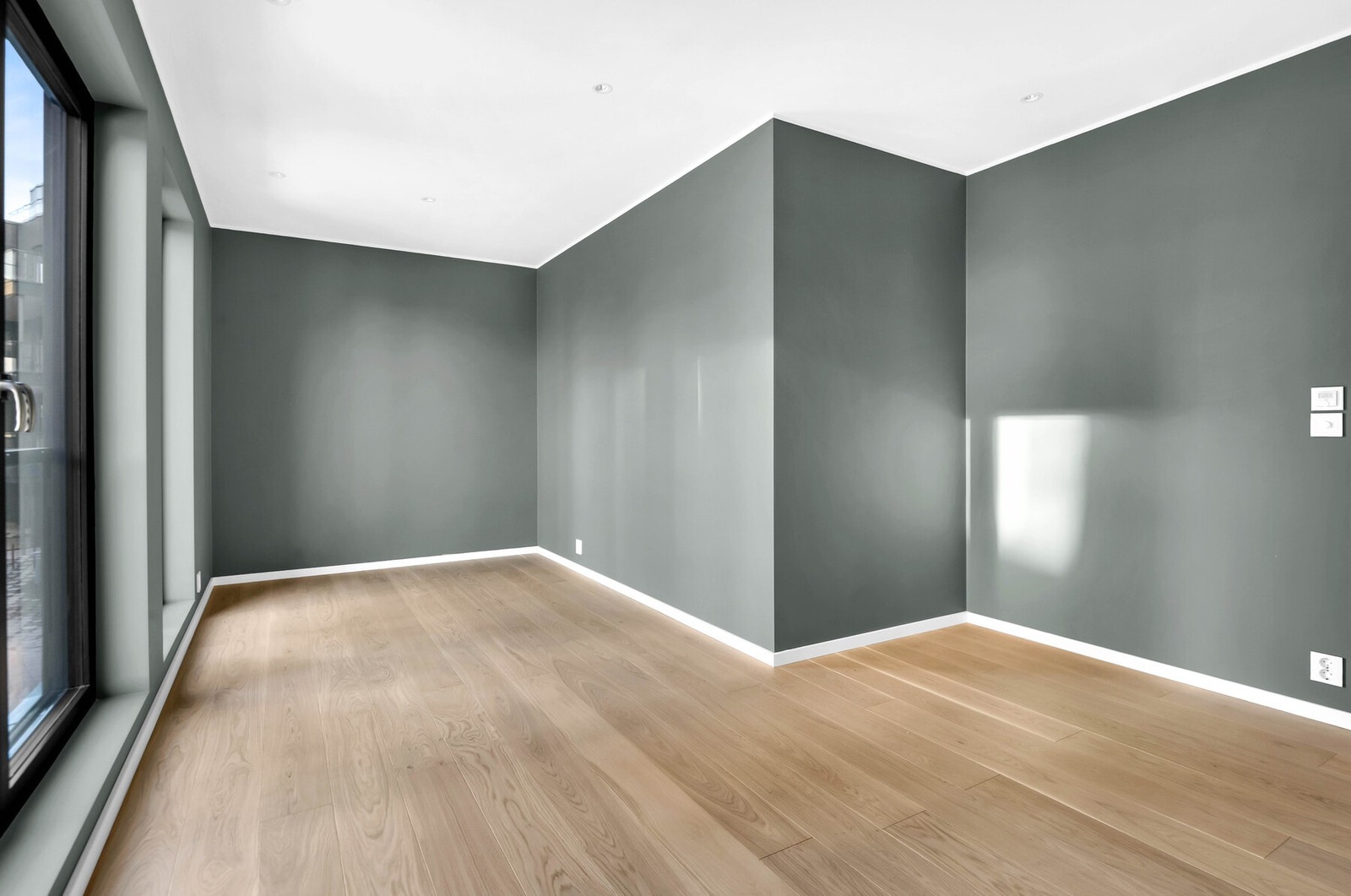 Veggene i soverommene er malt i den sofistikerte og beroligende fargen Evening Green. Galleribilde