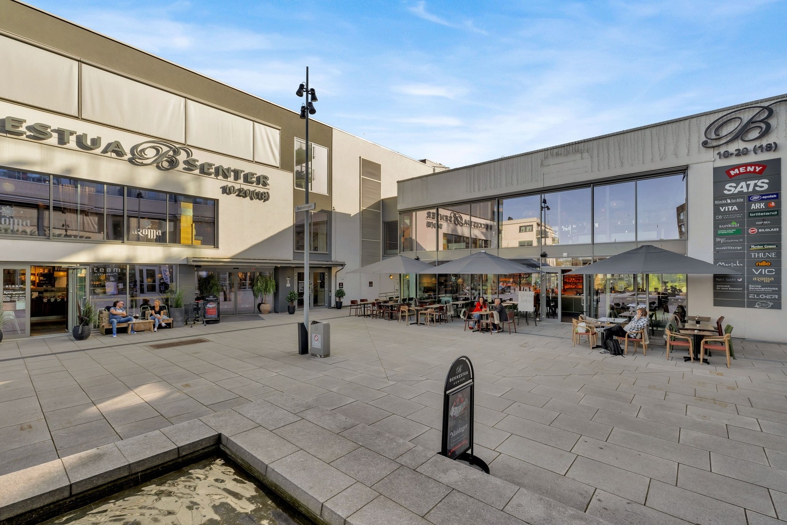 Bekkestua er et attraktivt område som tilbyr alt man trenger, fra utmerkede kollektivforbindelser og naturskjønne omgivelser til et bredt utvalg av servicetjenester, alt rett utenfor døren. Galleribilde