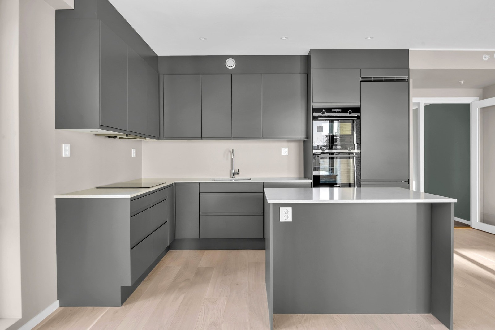 Kjøkkeninnredning er oppgradert av selger og er levert av Sigdal i type Horisont med Caesarstone benkeplate. Modellen har slette fronter og innfreste grep som markerer denne oppgraderte modellens linjerene design. Galleribilde