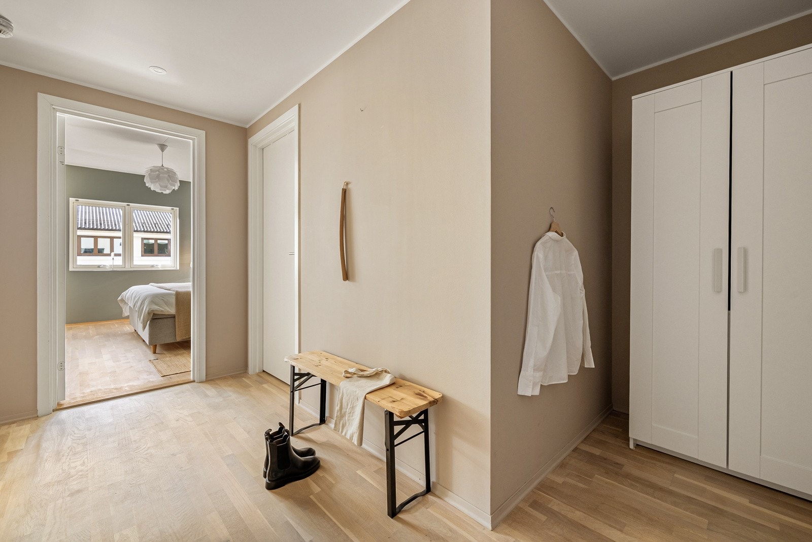 Velkommen inn! Det første som møter deg er en romslig entré på 10 kvm med nisje garderobeskap. Galleribilde