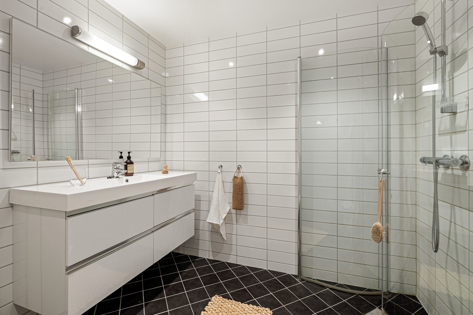 Det er vannfordelerskap for rør-i-rør system på badet. Galleribilde