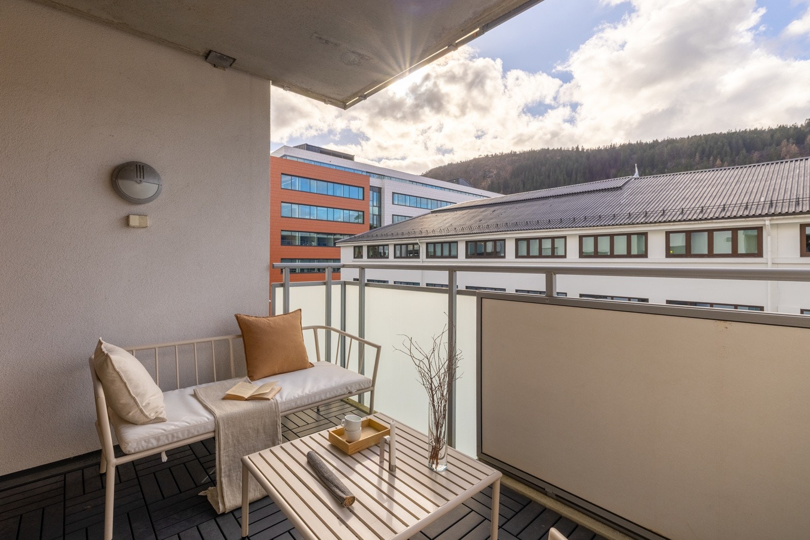 Vestvendt og takoverbygd balkong på 7,4 kvm. Galleribilde