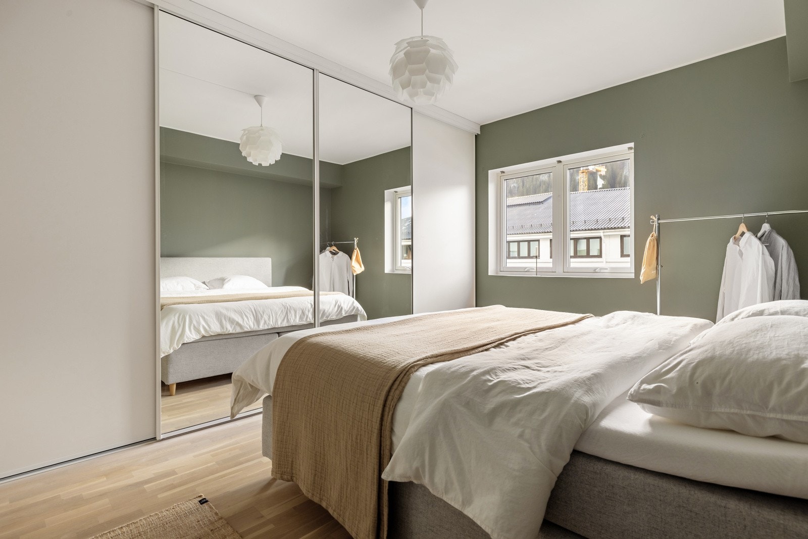 På soverommet er det en praktisk skyvedørsgarderobe - som er innredet med skuffer, hyller og buksestativ. Galleribilde