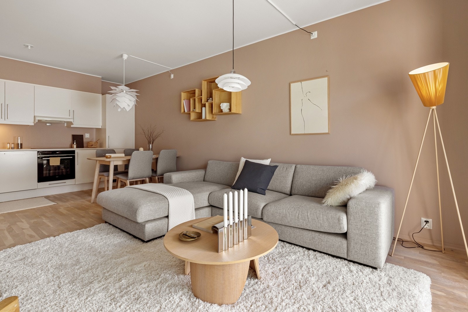 Det er gjennomgående trestavs eikeparkett i leiligheten, som ble slipt og oljet i 2019. Galleribilde