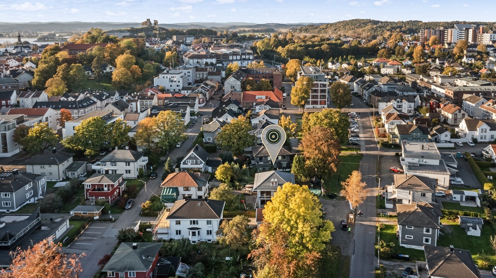 Slottsfjellet ligger også i kort avstand, og byr på attraktive kulturminner, fine turområder, samt flott, vidstrakt utsikt. Galleribilde