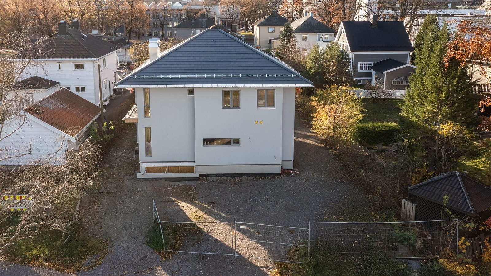 Hver seksjonseier disponerer egen parkeringsplass. Seksjonseierne har med styrets samtykke rett til å sette opp ladepunktforelbil og ladbar hybridbil i tilknytning til parkeringsplassen. Galleribilde