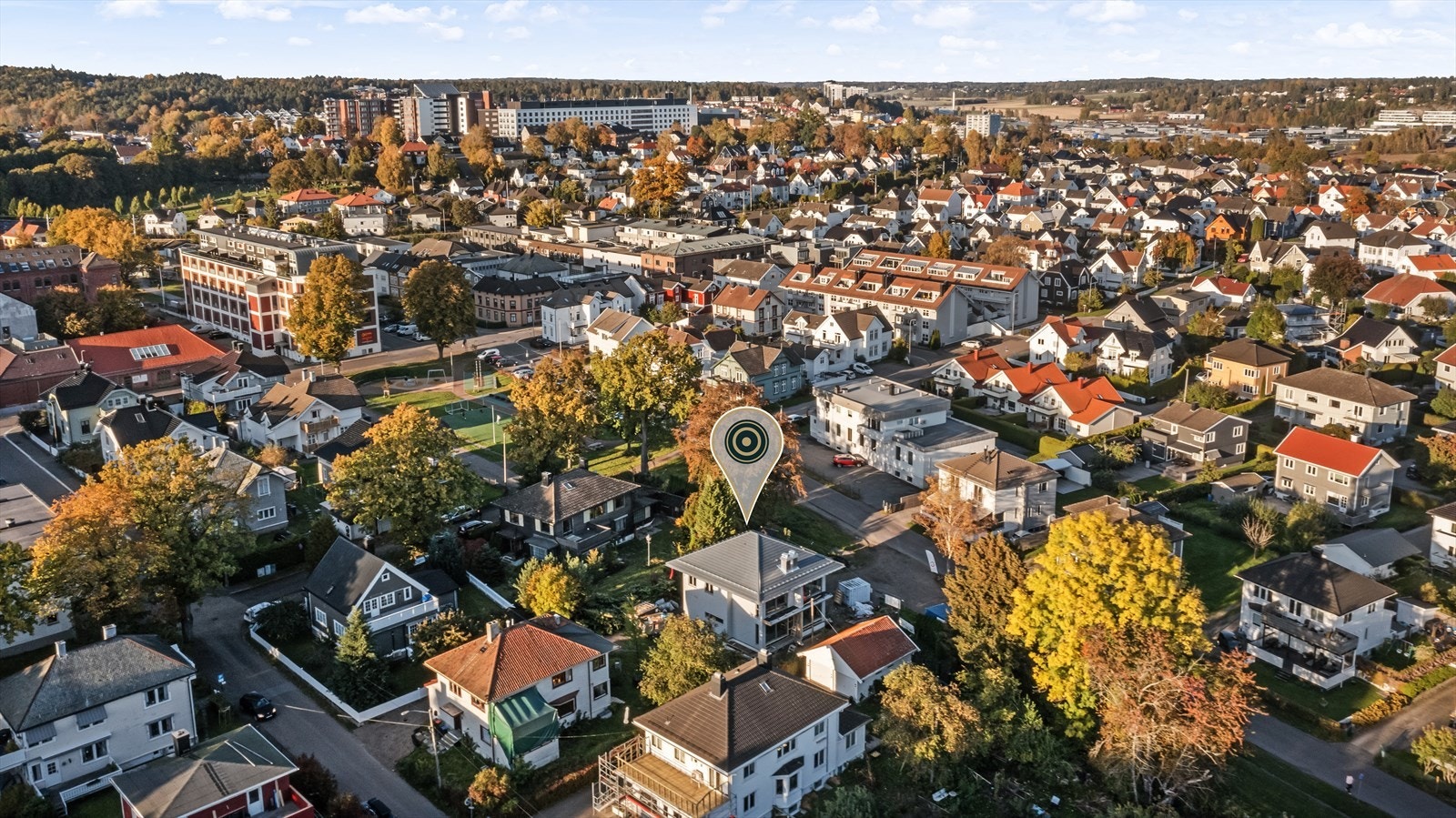 Her kan du bo sentralt midt i bykjernen med alt av servicetilbud innen korte avstander. Galleribilde