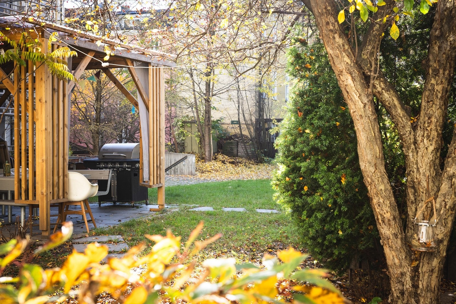 Nydelig opparbeidet bakgård med pergola, sitteplasser og felles grill. Galleribilde