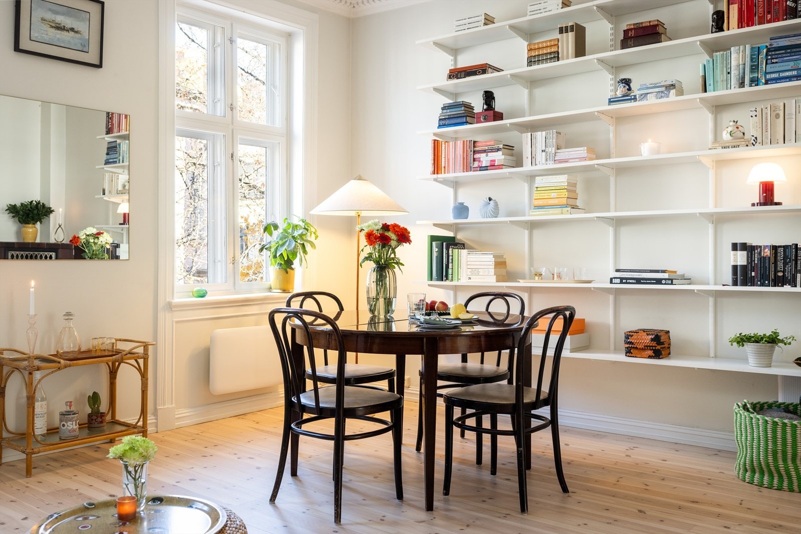 Plass til et hyggelig spisebord, perfekt for å nyte et godt måltid med venner og familie. På våren blomstrer kirsebærtrærne i Deichmans gate like utenfor vinduet. Galleribilde