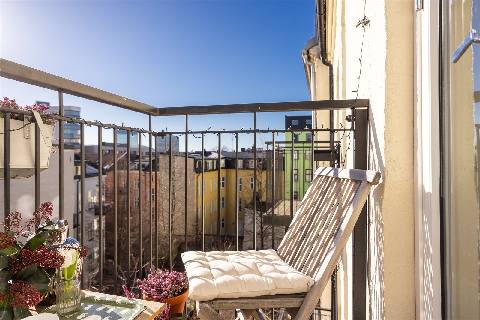 Luftig og fritt utstyn. På kveldstid kan du bruke lysslynge for å gjøre balkongen ekstra koselig. Galleribilde