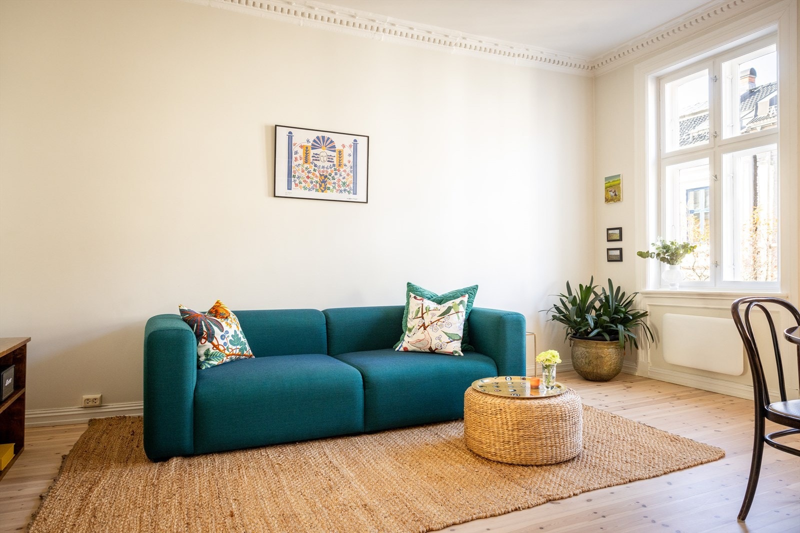 Stuen har god plass til både en komfortabel sofagruppe, et stort spisebord og øvrig møblement. Galleribilde