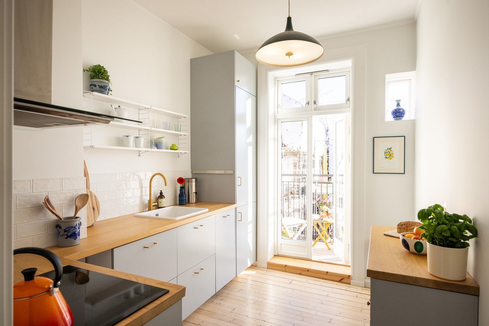 Lyst og innbydende separat kjøkken oppgradert i 2021/2022 med tidløs, glatt innredning fra IKEA. Galleribilde