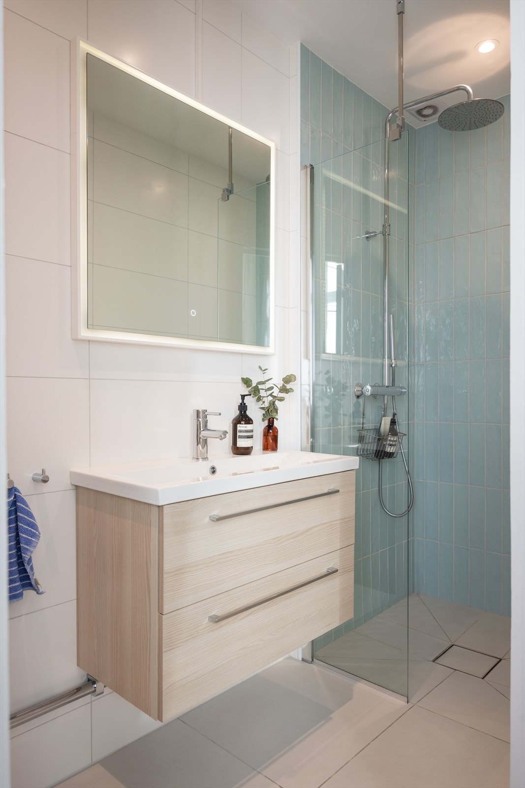 Lyst og pent bad med opplegg for vaskemaskin. Galleribilde