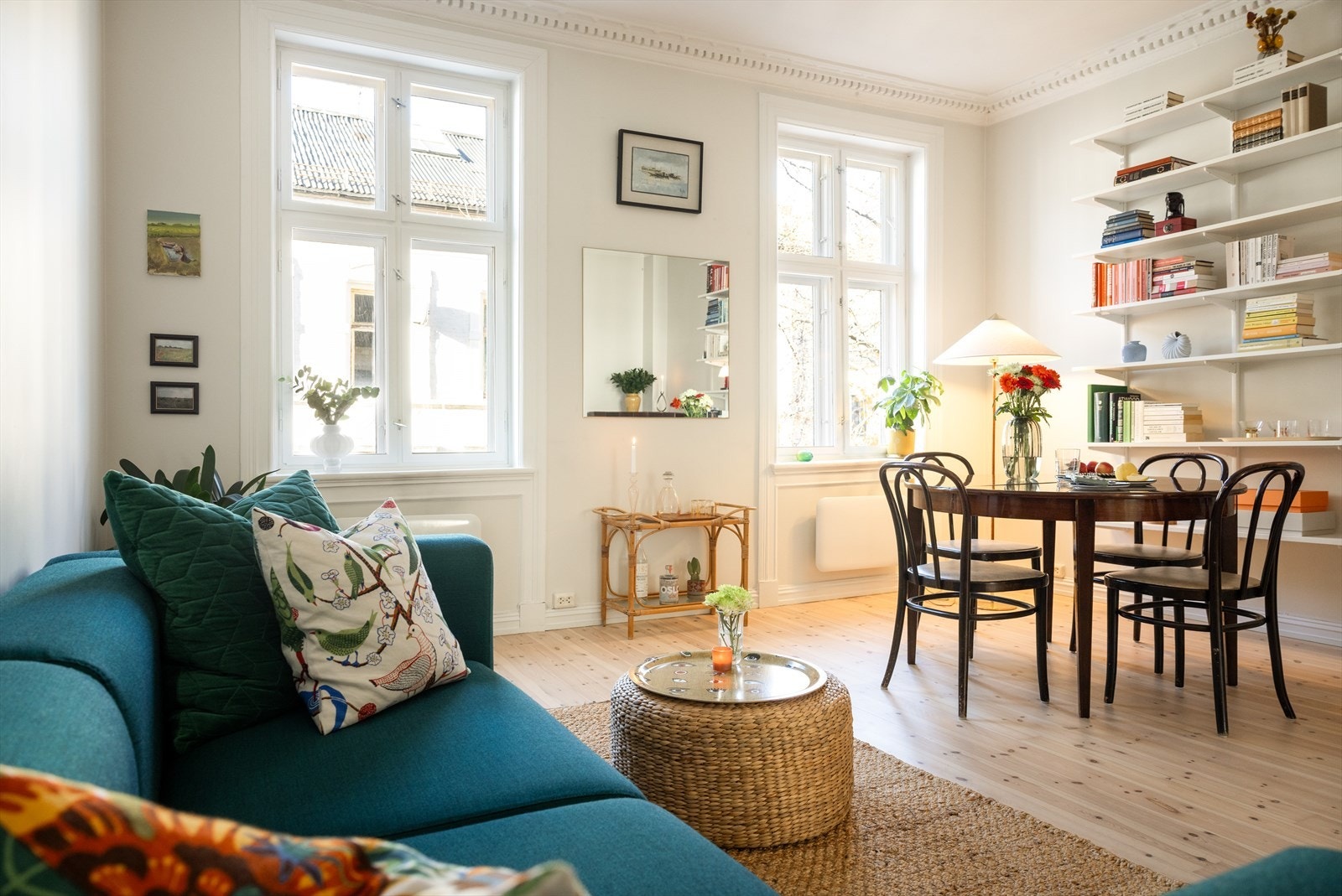 Store vindusflater og en gjennomgående planløsning sørger for å slippe rikelig med lys inn i rommet. De dype vinduspostene har god plass til dekor og planter. Galleribilde