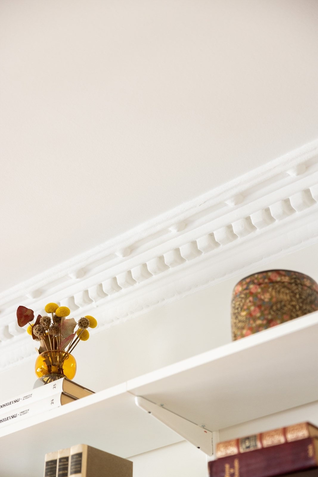 Leiligheten er preget av klassiske detaljer som stukkatur og originale tregulv. Galleribilde