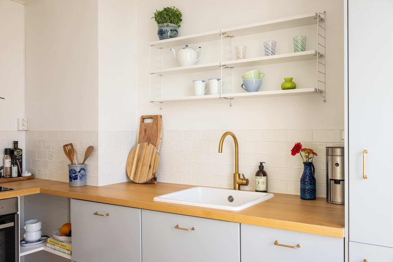 Kjøkkenet er ellers utstyrt med integrert stekeovn, platetopp, oppvaskmaskin og kjøl/fryseskap. Galleribilde