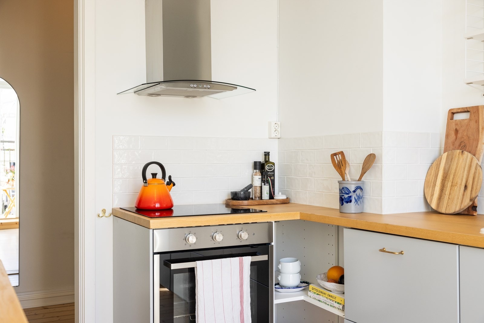 Det er mekanisk avtrekk over stekesonen. Backsplash er fliset med italienske designfliser fra Cesi og gir et gjennomført helhetsinntrykk. Galleribilde