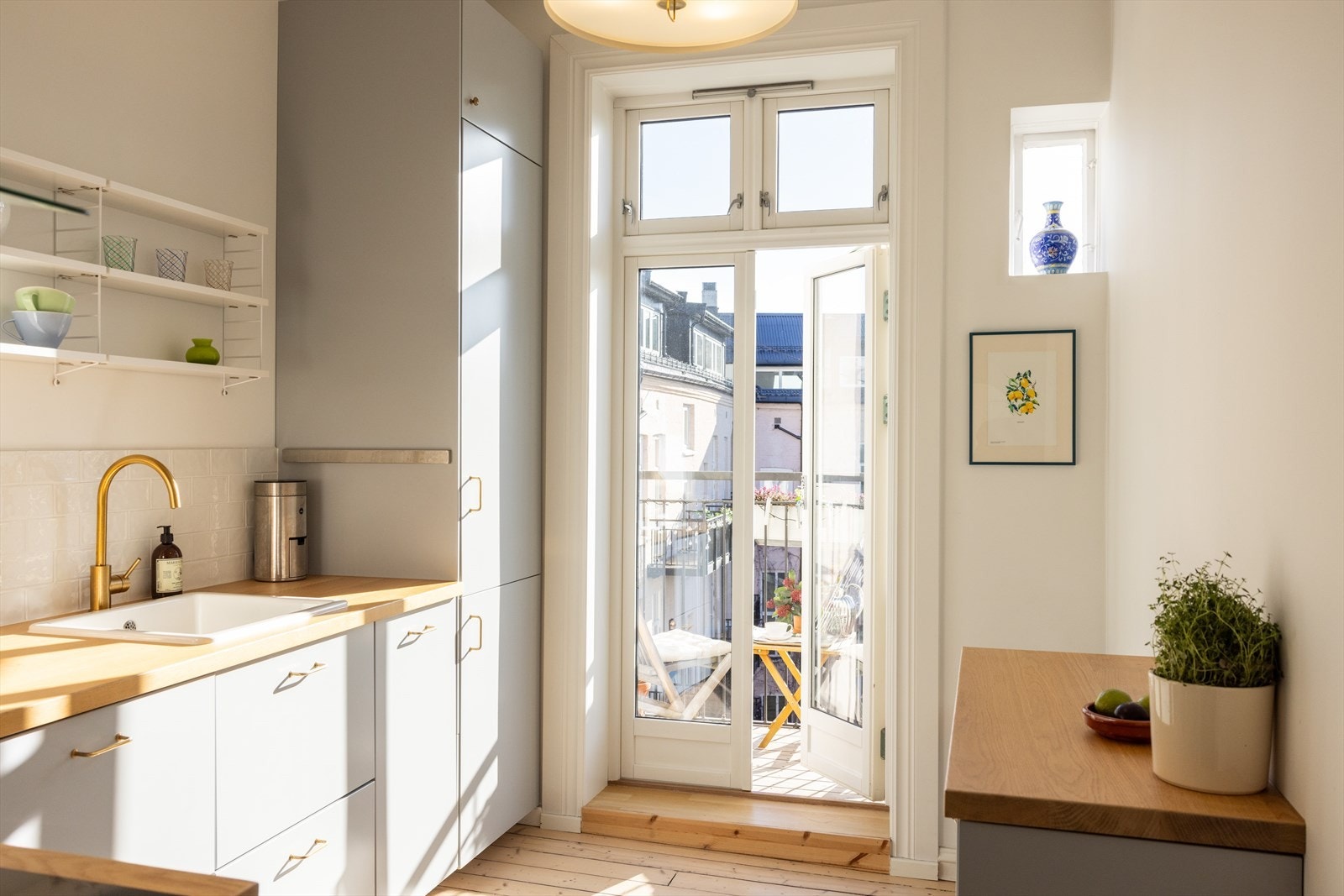 God oppbevaringsplass i skuffer, skap og i sittebenken. Galleribilde