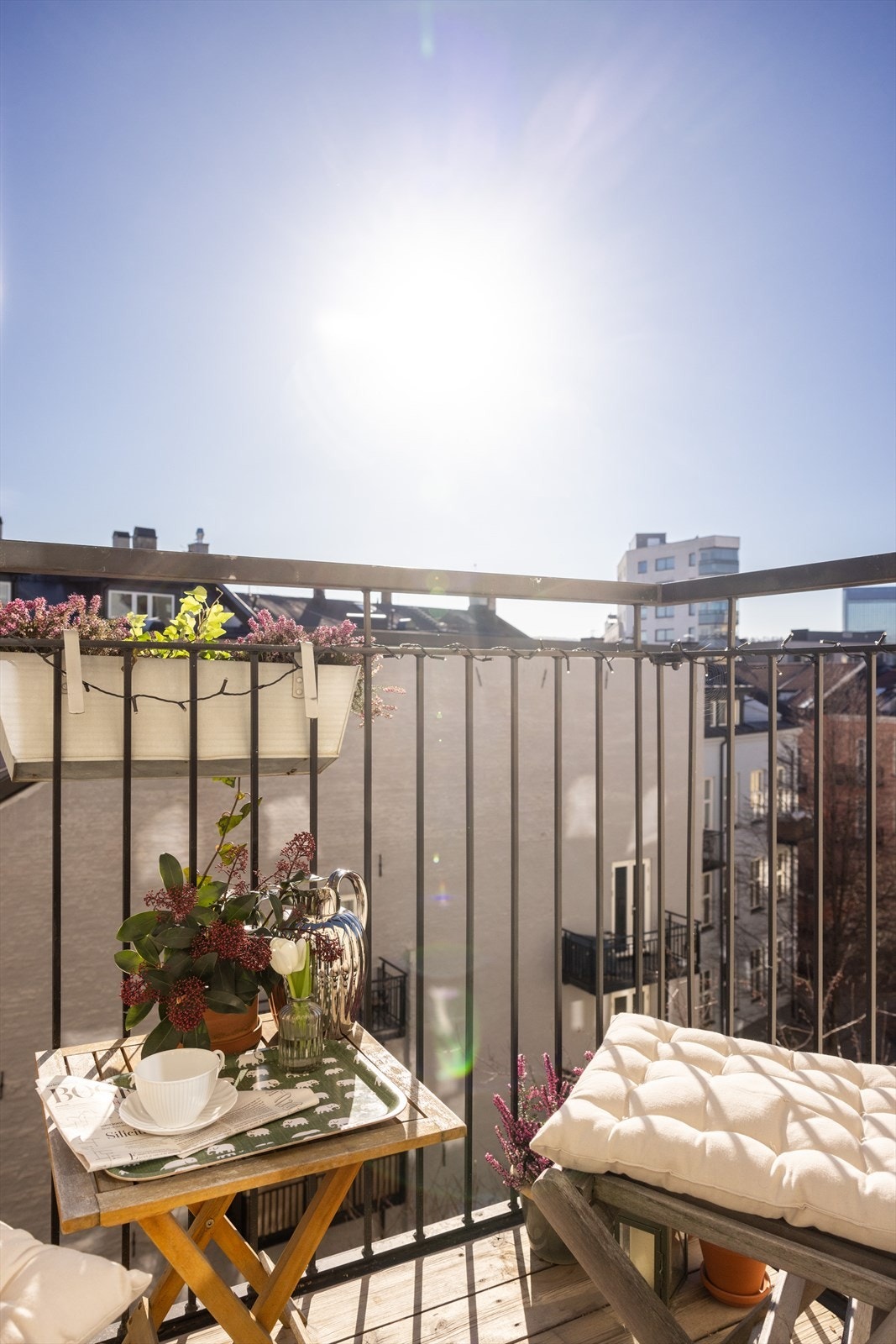 I sommerhalvåret fungerer balkongen som en fin forlengelse av kjøkkenet hvor solen nytes fra tidlig morgen til ca. kl. 15.00. Galleribilde