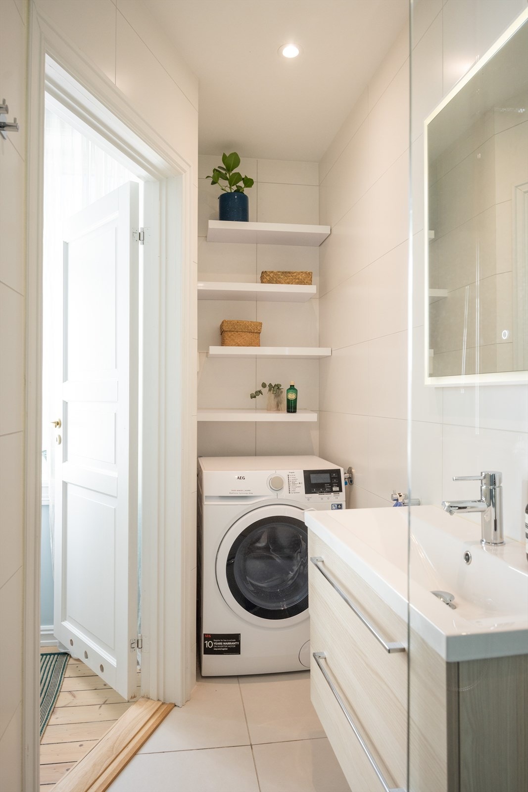 Badet er pusset opp i 2008/09 i regi av borettslaget samt lagt flis på fils i 2021/22 etter opplysninger i fra eier. Galleribilde