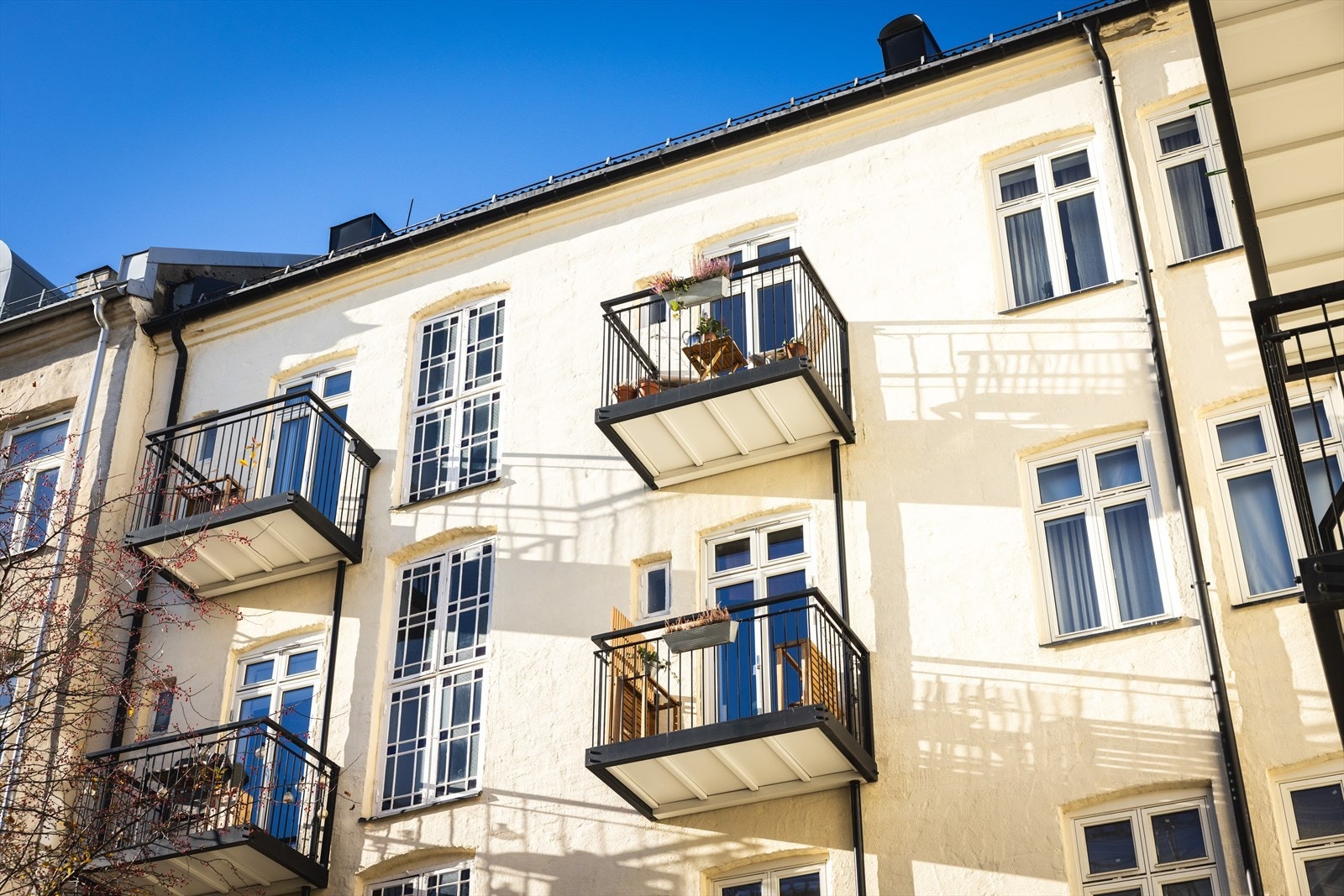 På sommeren nytes balkongen hele dagen - her spises frokost, lunsj og middag og vin drikkes på kvelden. Galleribilde