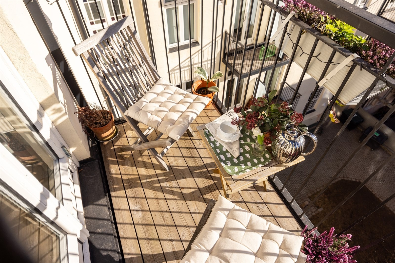 En gjennomgående toppleilighet med god takhøyde, stukkatur, store vinduer og balkong. Galleribilde