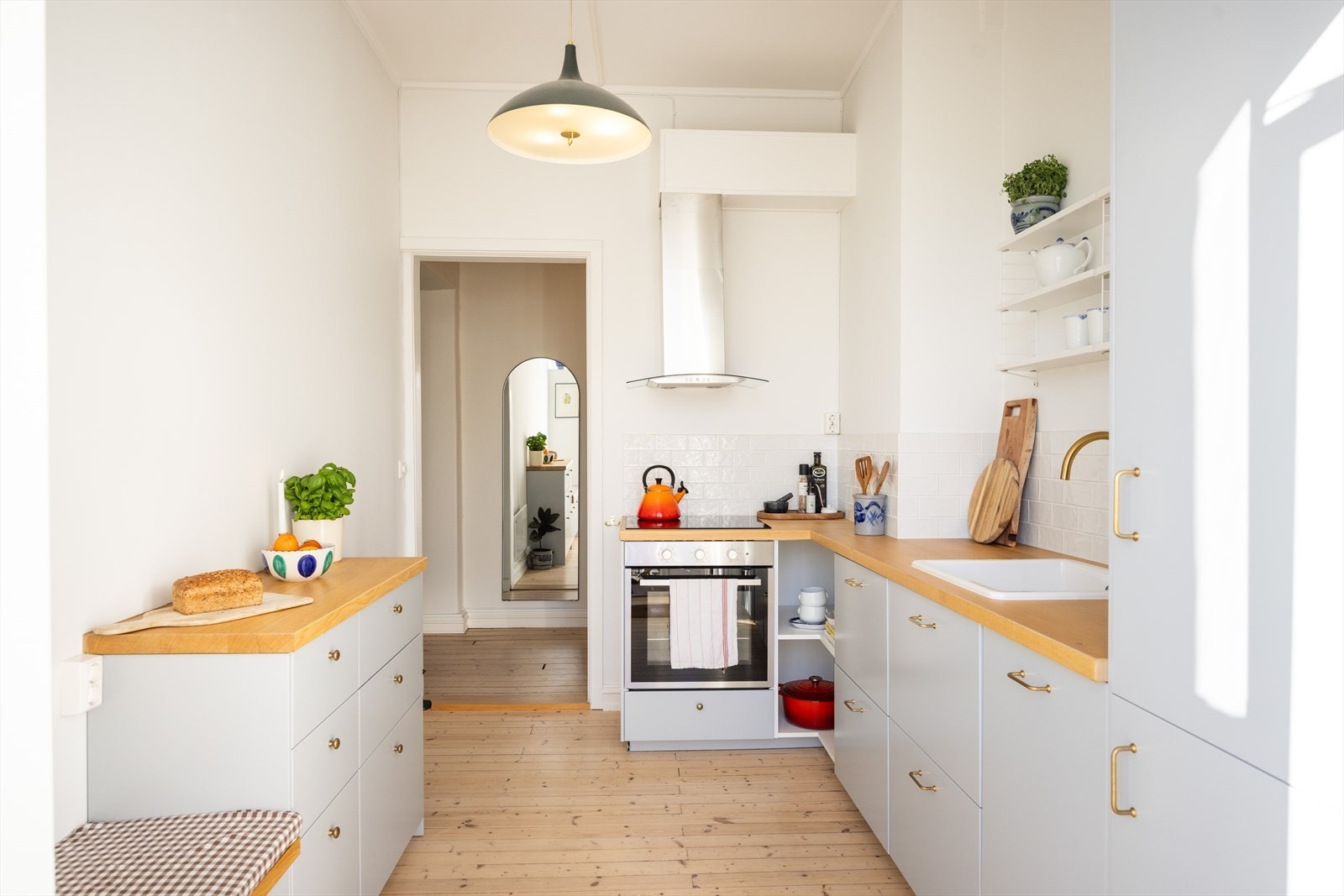 Kjøkkenet er utstyrt med en elegant heltre benkeplate som gir rikelig med arbeidsplass til matlaging. Galleribilde