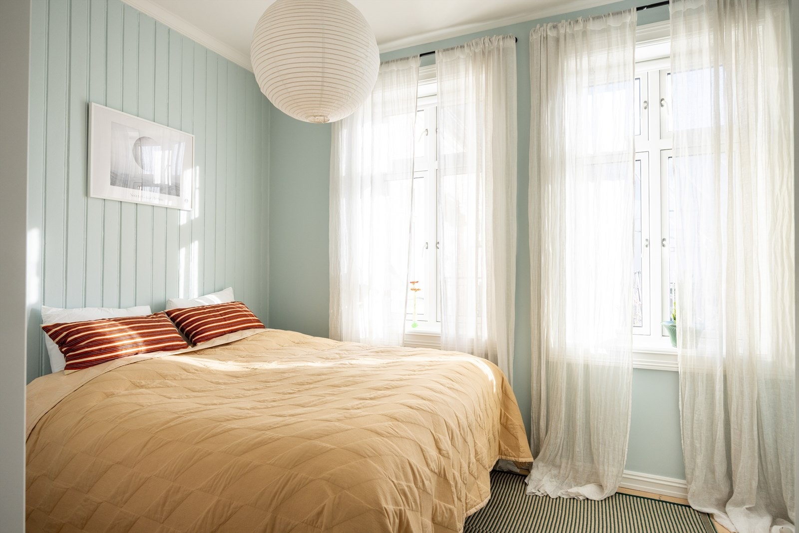 Romslig soverom med store vinduer som gir godt med naturlig lys. Det er god plass til dobbeltseng, nattbord og et stort klesskap. Galleribilde